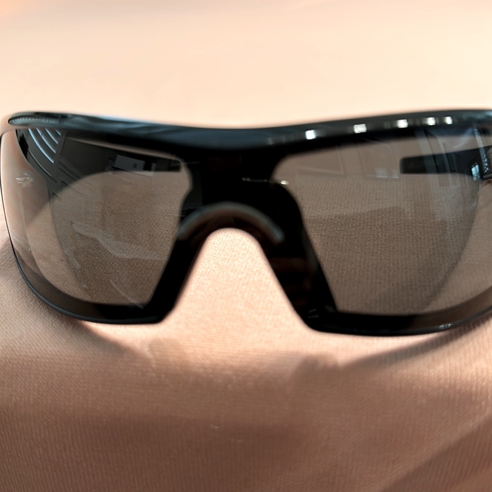New Gucci sunglasses. Black.